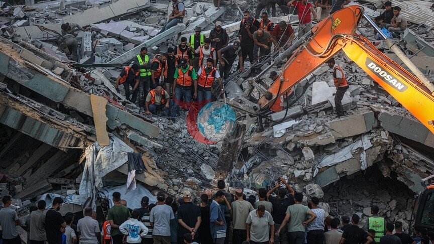 Gazze'de İnsani Dram: İsrail Saldırılarında Hasar Gören 6 Katlı Bina Çöktü, Enkaz Altında Onlarca Kişi Var