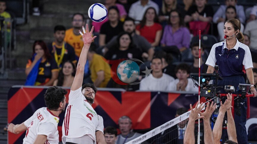 A Milli Erkek Voleybol Takımı Romanya'ya Direnemedi: Son 16 Şansı Son Maça Kaldı
