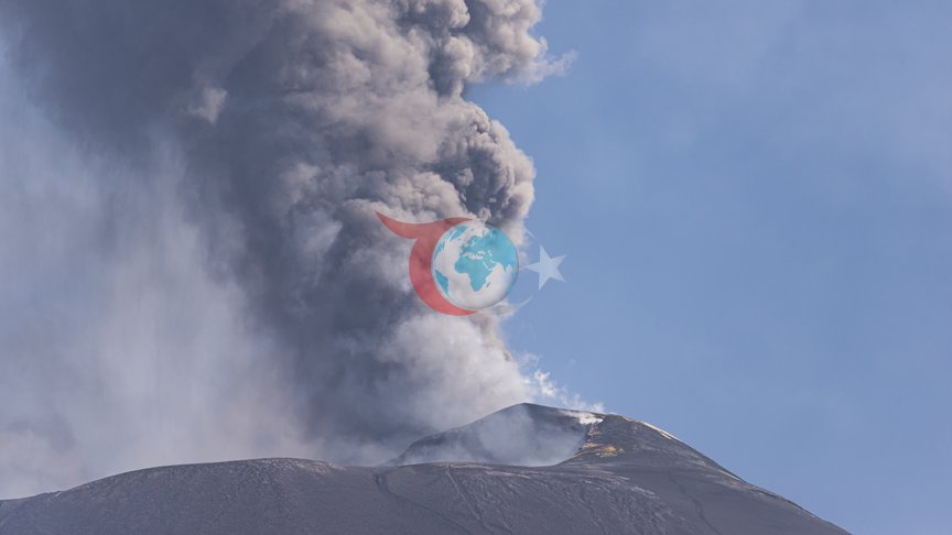 Etna Yanardağı'nda Kırmızı Alarm: Dev Kül Bulutları İtalya'da Hava Ulaşımını Felç Etti