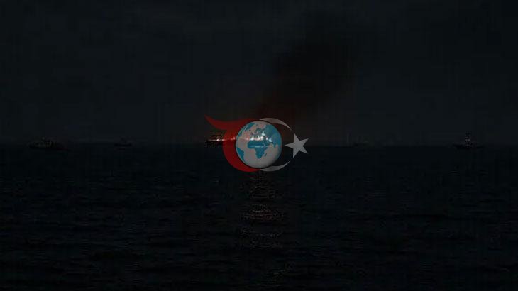 Hürmüz Boğazı'nda Sıcak Saatler: Ticari Gemi Tanımlanamayan Mühimmatla Vuruldu