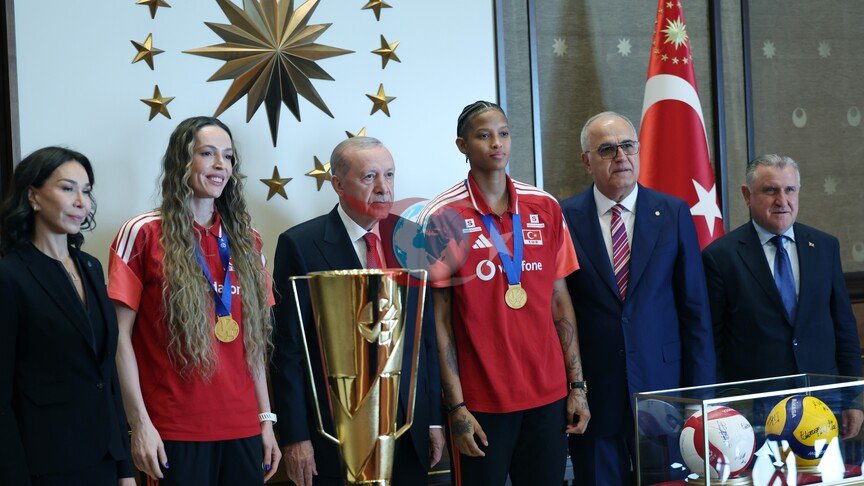 Cumhurbaşkanı Erdoğan, Avrupa Şampiyonu Filenin Sultanları ve Milli Voleybolcuları Külliye'de Ağırladı