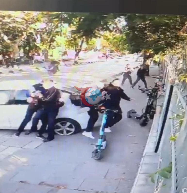 Üsküdarda məktəbin qarşısında dəhşətli qəza baş verib. Avtomobil səkiyə çıxıb və 4 sinif şagirdini vurub