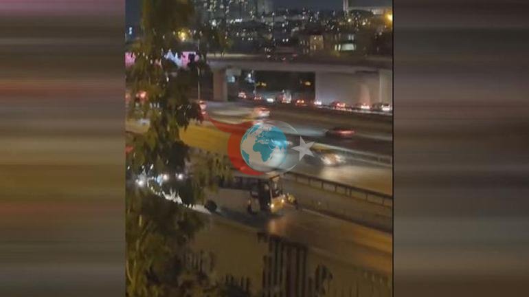 Görüntüler İstanbuldan Kadın polis arızalanan midibüsü böyle itti