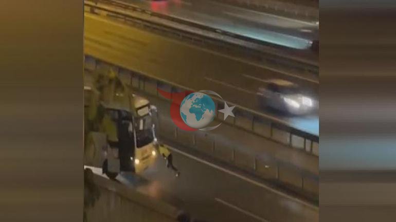 Görüntüler İstanbuldan Kadın polis arızalanan midibüsü böyle itti