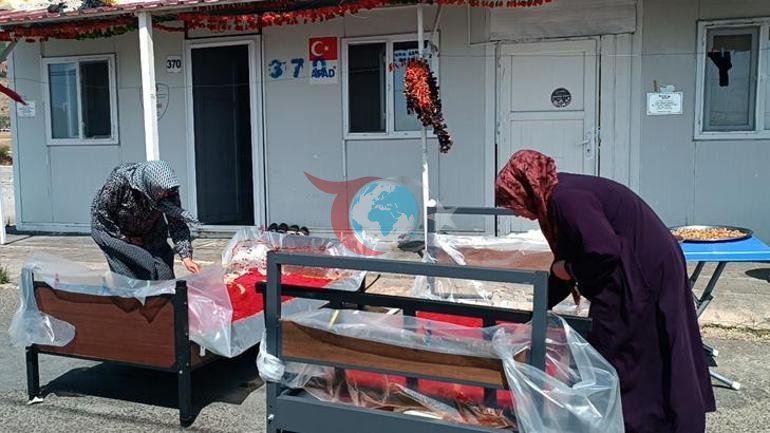 Depremzede kadınların konteyner kentte kış hazırlığı Patlıcanlar ipe dizildi, salçalar hazırlandı