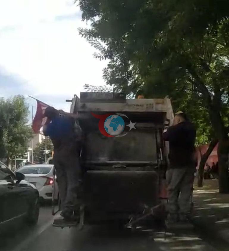 Temizlik işçileri çöp konteynerinin yanında buldular Türk bayrağı için yaptıkları yürekleri ısıttı