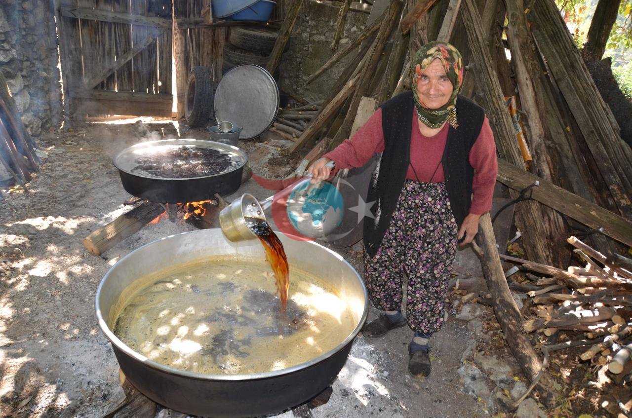 Antalya İbradı'da Asırlık Gelenekle Üretilen Pekmezin Kilogramı 500 Liradan Satılıyor