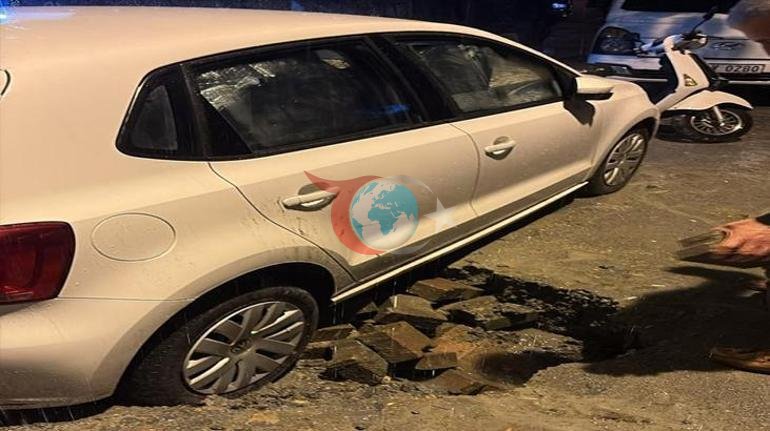İstanbulda aniden sağanak bastırdı Araçlar çöken yolda kaldı