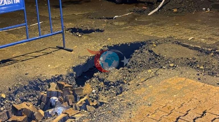 İstanbulda aniden sağanak bastırdı Araçlar çöken yolda kaldı