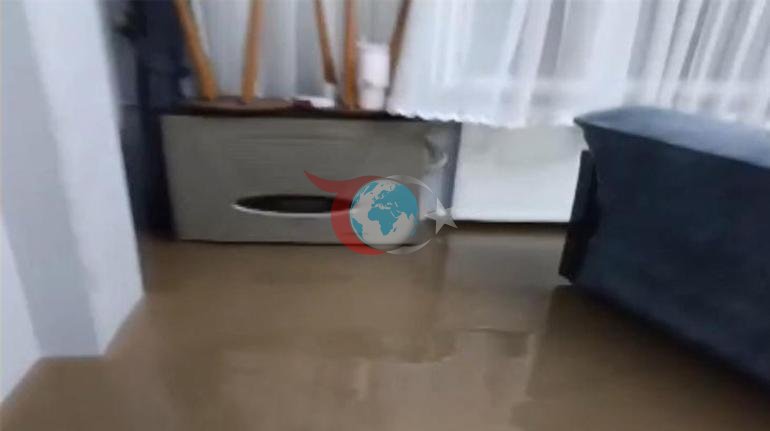 İstanbulda aniden sağanak bastırdı Araçlar çöken yolda kaldı