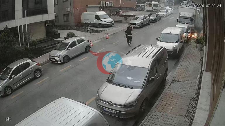 İstanbulda yer altındaki kablolar alev aldı Aracını son anda kurtardı
