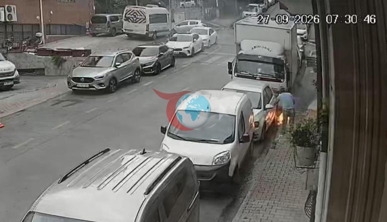 İstanbulda yer altındaki kablolar alev aldı Aracını son anda kurtardı