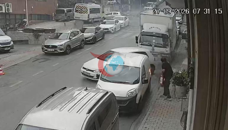 İstanbulda yer altındaki kablolar alev aldı Aracını son anda kurtardı