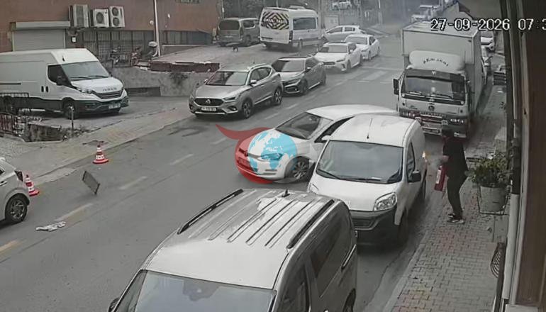 İstanbulda yer altındaki kablolar alev aldı Aracını son anda kurtardı