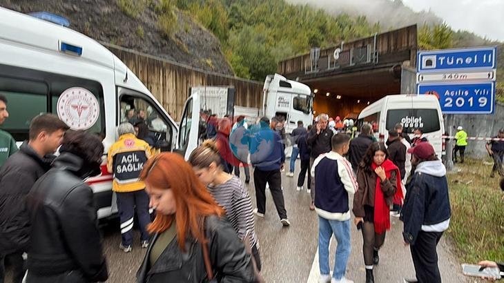 Bartın-Karabük Yolunda TIR ile Minibüs Çarpıştı: 1 Ölü, 11 Yaralı