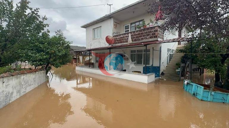 Sakaryada sağanak Evleri su bastı, yollar göle döndü