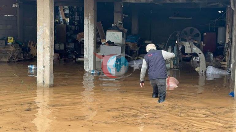 Sakaryada sağanak Evleri su bastı, yollar göle döndü