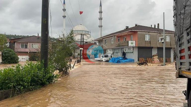 Sakaryada sağanak Evleri su bastı, yollar göle döndü
