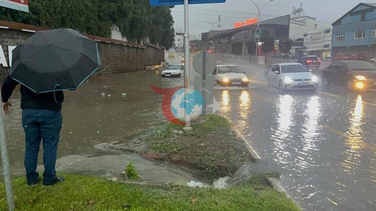 Sakaryada sağanak Evleri su bastı, yollar göle döndü