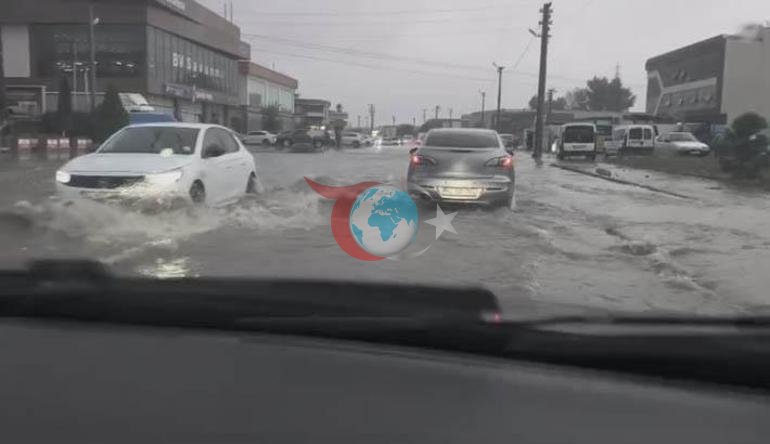 Sakaryada sağanak Evleri su bastı, yollar göle döndü