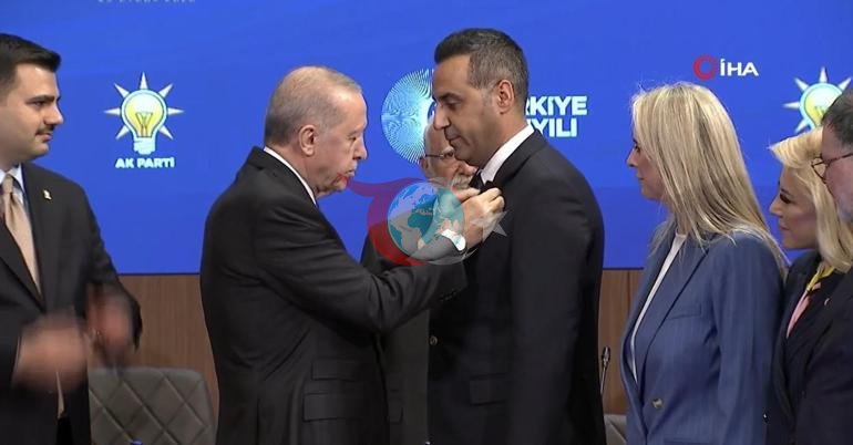 Son dakika...9 belediye başkanı AK Partiye katıldı Rozetlerini Erdoğan taktı