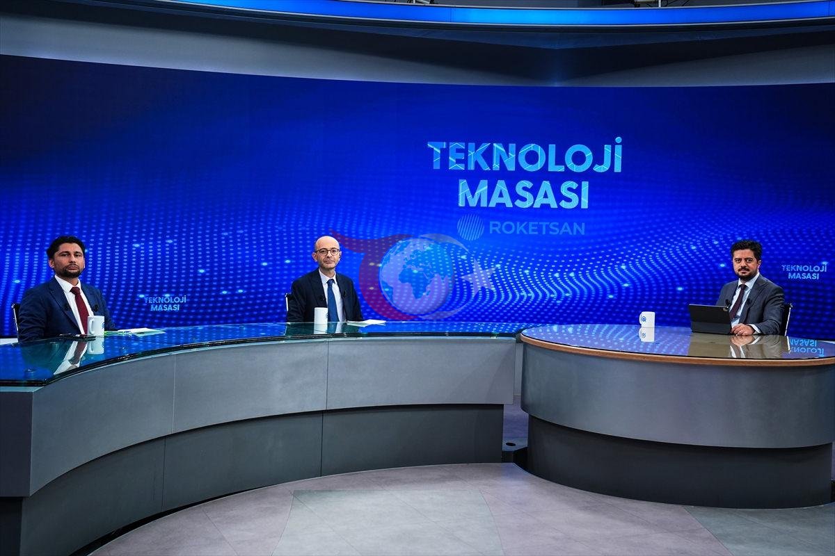 SAHA İstanbul Genel Sekreteri Muttalip Tütüncü (sağda), ROKETSAN'ın katkılarıyla hazırlanan Anadolu Ajansı (AA) Teknoloji Masası'na konuk oldu.