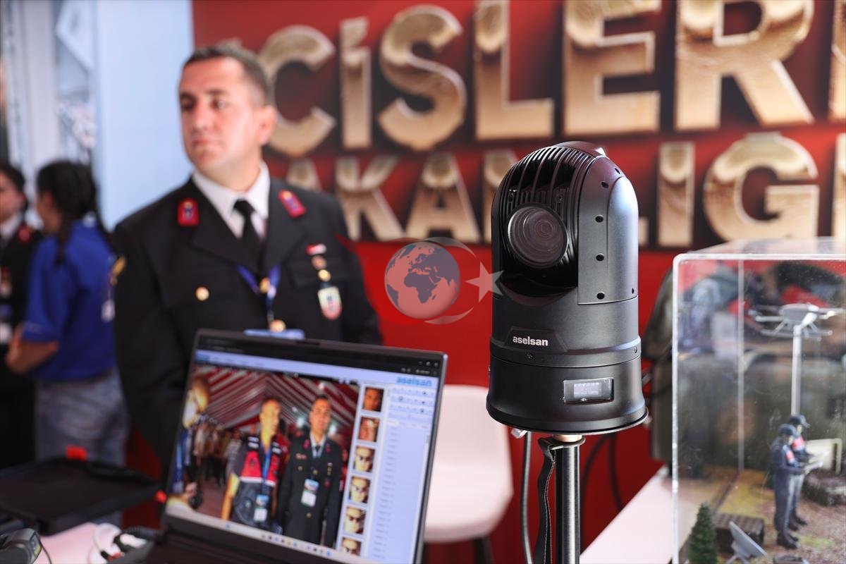 Şanlıurfa'da düzenlenen TEKNOFEST Güneydoğu'da görev yapan yapay zeka destekli 'Karagöz' sistemi, festival alanındaki güvenlik çalışmalarında jandarma ekiplerine destek oluyor.
