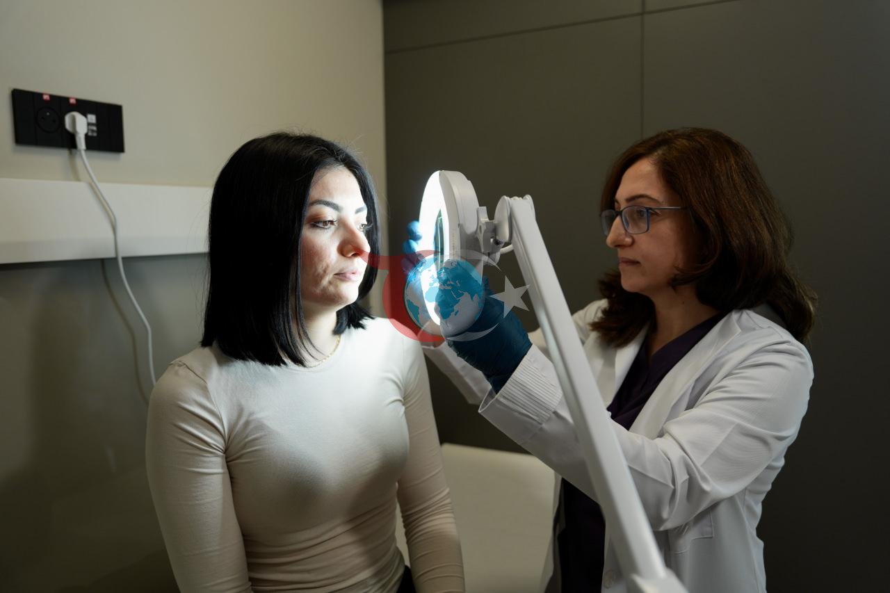 Medipol Acıbadem Bölge Hastanesi’nden Dermatoloji Uzmanı Prof. Dr. Sevilay Oğuz Kılıç, hastasını muayene ediyor.
