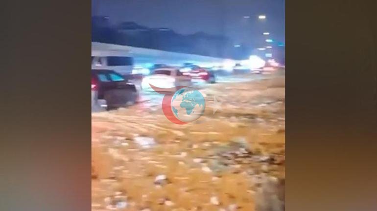 Sel suları toprağı ana yola taşıdı TEM bağlantı yolu kısmen kapandı: Araçlar çamurda mahsur kaldı