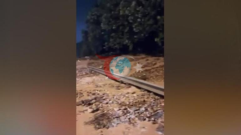 Sel suları toprağı ana yola taşıdı TEM bağlantı yolu kısmen kapandı: Araçlar çamurda mahsur kaldı