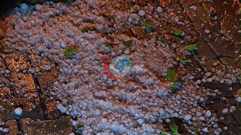 Ceviz büyüklüğünde yağdı Aniden bastıran dolu beyaza bürüdü