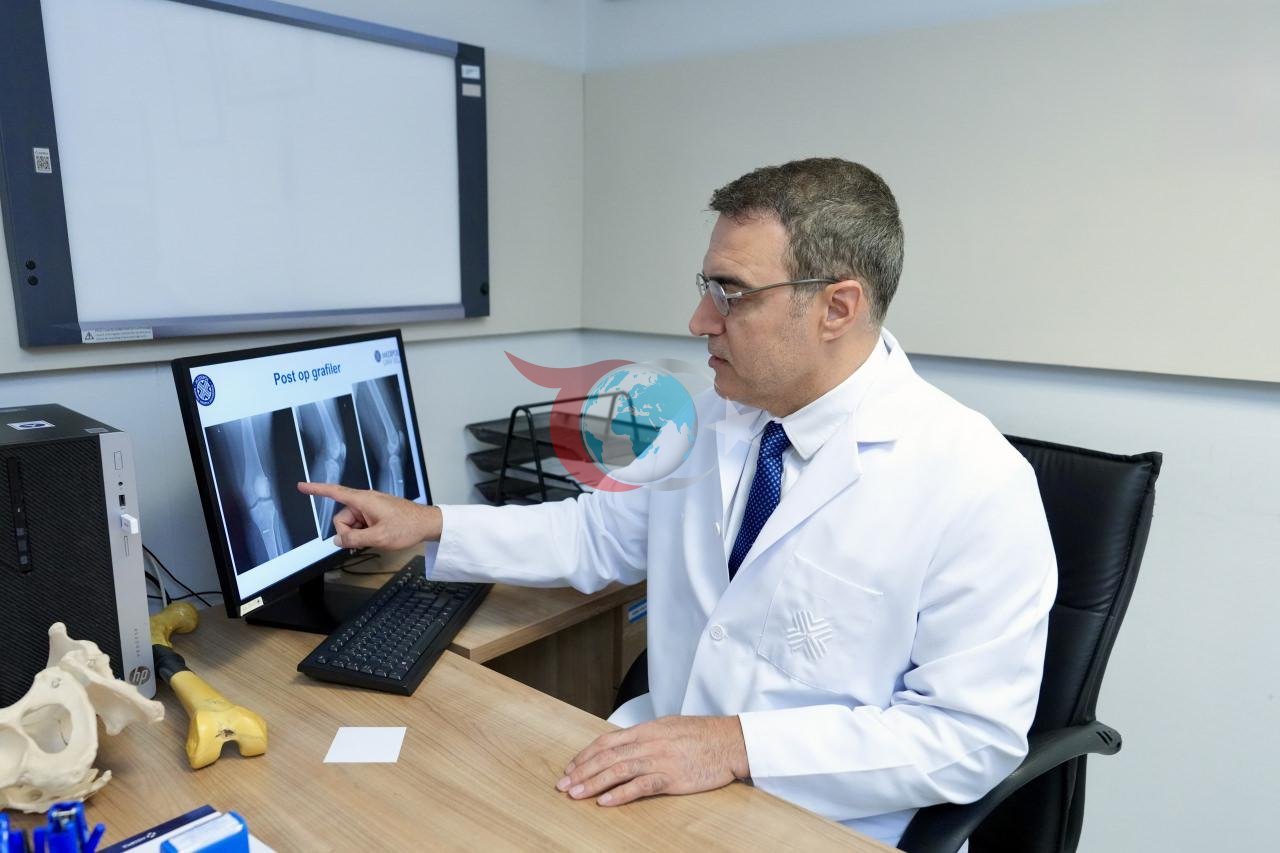 Medipol Mega Üniversite Hastanesi Ortopedi ve Travmatoloji Uzmanı Prof. Dr. İbrahim Azboy, bir hastasının sonuçlarını inceliyor. 