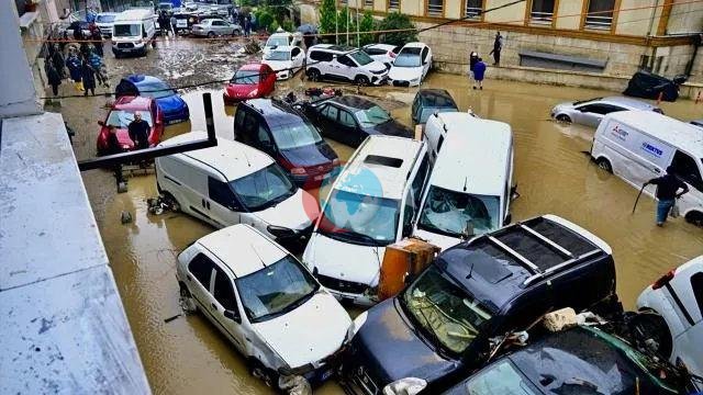 Bakan Kurum ve Bakan Çiftçi İstanbul Ayazağa'daki Sel Felaketi Bölgesinde İncelemelerde Bulundu - görsel 2