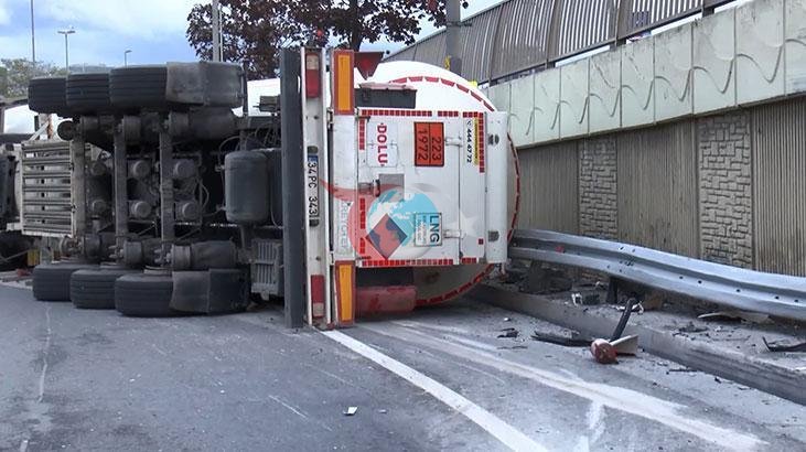 Bakırköy Yeni Havaalanı Caddesi'nde LNG yüklü tanker devrildi - görsel 4