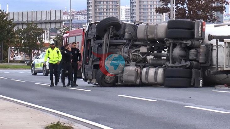 Bakırköy Yeni Havaalanı Caddesi'nde LNG yüklü tanker devrildi - görsel 7
