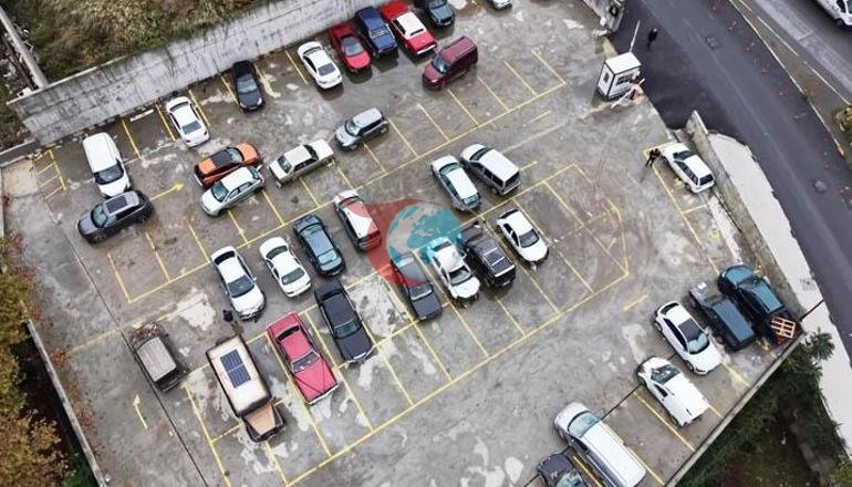 İstanbulda selde sürüklenip otoparka çekilen araçlar görüntülendi