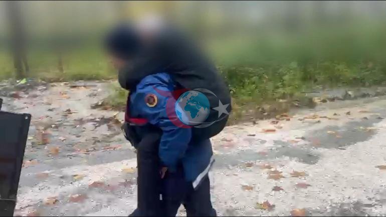 Sakaryada sel felaketinde nefes kesen kurtarma Bebeği halatla tahliye ettiler