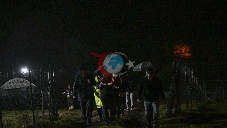 İstanbulda otomobil sele kapıldı: Kayıp 2 kişi aranıyor