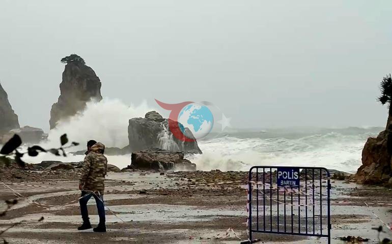 Bartın’da fırtına ve sağanak alarmı Dalgalar 14 metreye ulaştı, 15 saatte 27 ihbar geldi
