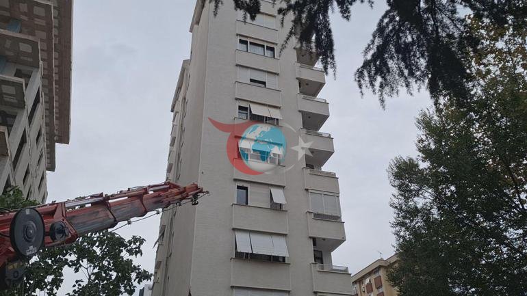 Kadıköyde devrilen vinç 11 katlı binaya çarptı