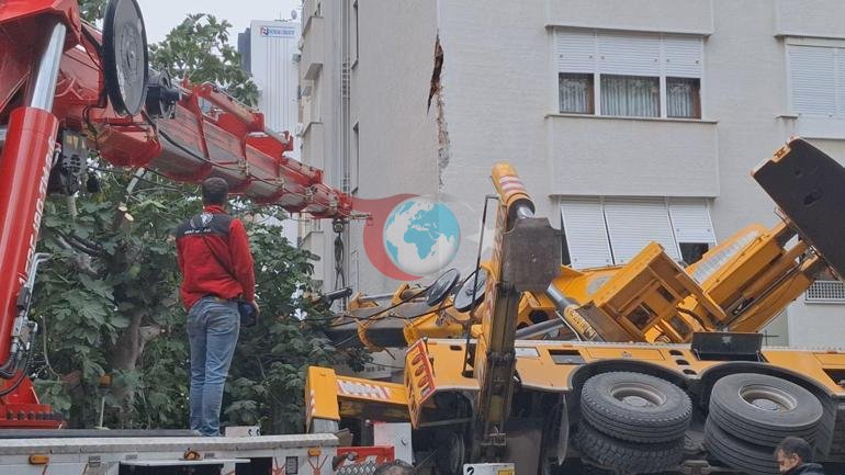Kadıköyde devrilen vinç 11 katlı binaya çarptı