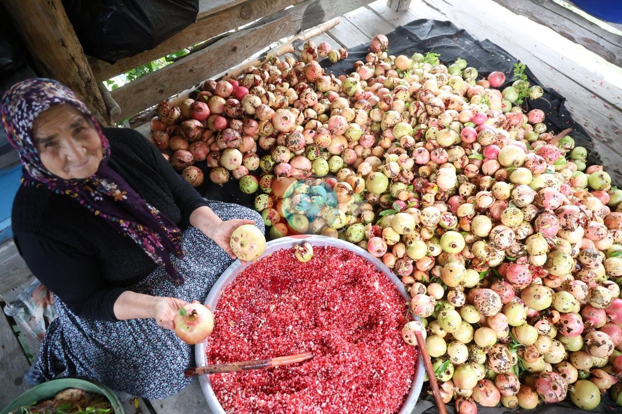 Adana Kozan’da Geleneksel Nar Ekşisi Üretimi: 1,5 Ton Nardan 60 Kilo Ürün Elde Ediliyor
