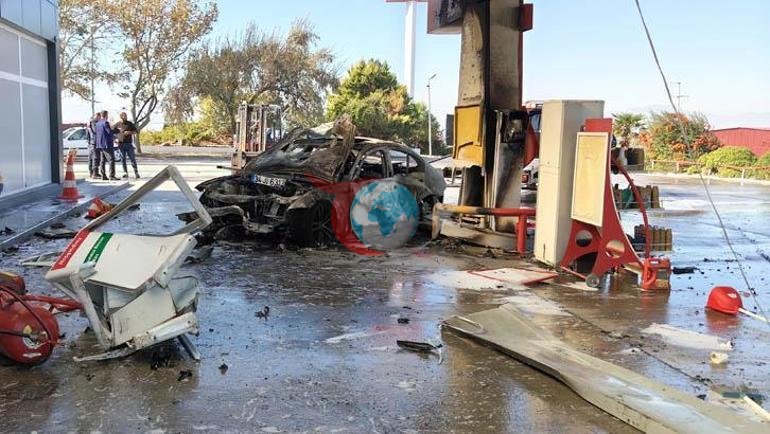 İzmirde feci kaza Akaryakıt pompasına çarpan otomobil alev aldı