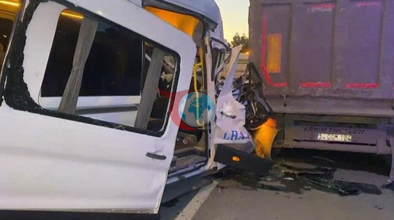 Arnavutköyde servis minibüsü kamyona çarptı Yaralılar var