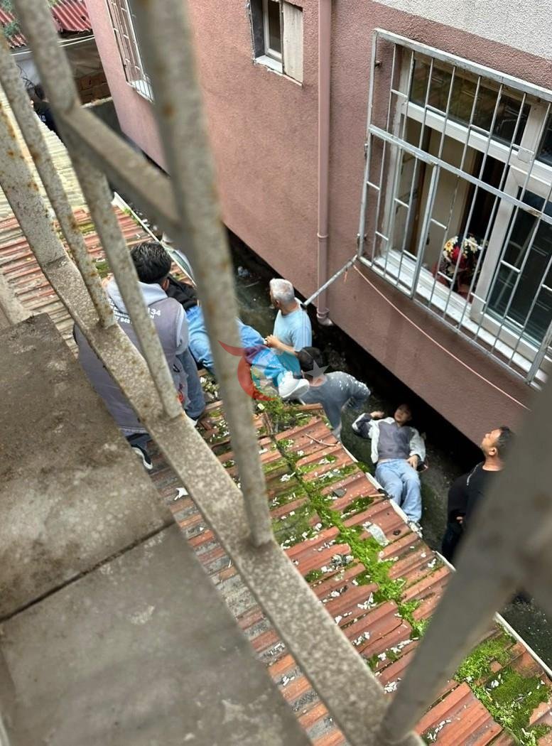 Gültepe Mahallesi'nde yurttan kaçan iki genç kız çarşafla kaçmaya çalışırken 3'üncü kattan düştü - görsel 4