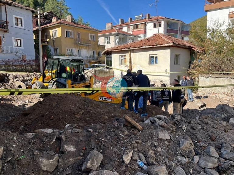 15 yıllık kayıp dosyasında korkunç şüphe Yanan evinin altında kemikler ve balta bulundu