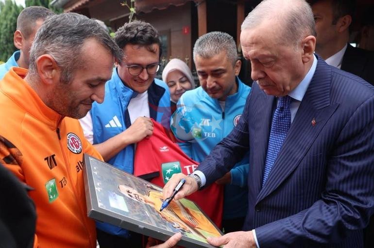 Cumhurbaşkanı Erdoğan, İstanbul Kastamonuspor kulübünü ziyaret etti