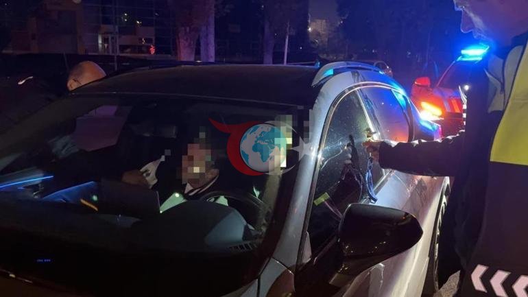 Kırmızı ışıkta uyuyakaldı Mesleğini söyleyip, polisleri tehdit etti