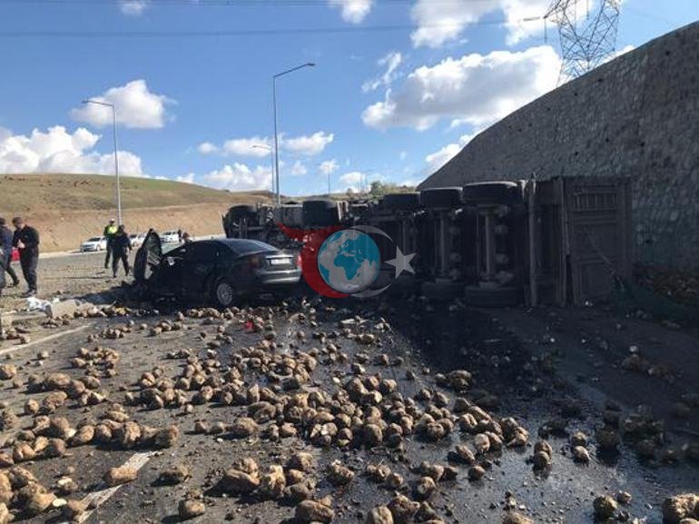 Ağrıda feci kaza Pancar yüklü TIRın altında kalan otomobilde 4 kişi hayatını kaybetti