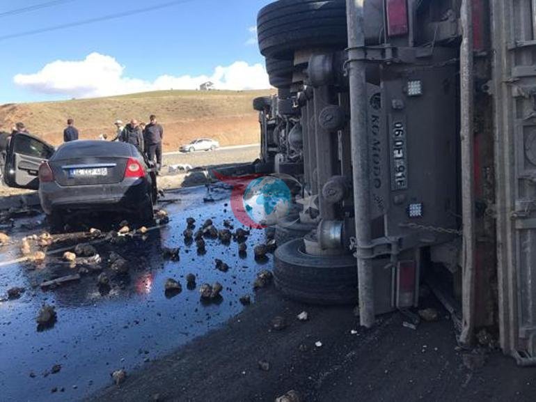 Ağrıda feci kaza Pancar yüklü TIRın altında kalan otomobilde 4 kişi hayatını kaybetti